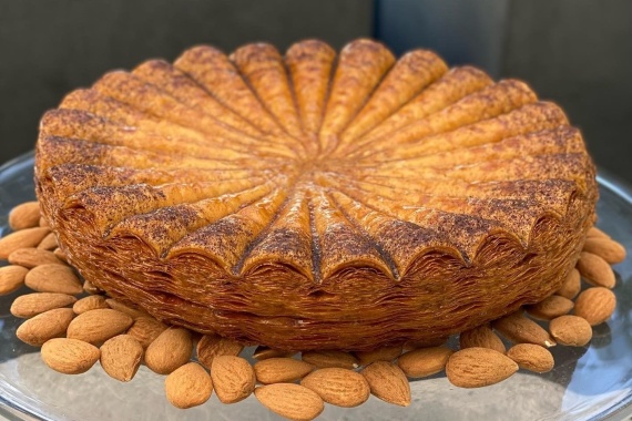 FOU DE PÂTISSERIE LANCE SON FESTIVAL DE GALETTES DE PALACE : Samedi 8 janvier, découvrez l'hypnotique galette rosace de Pierre-Jean Quinonero, chef pâtissier du Burgundy Paris.