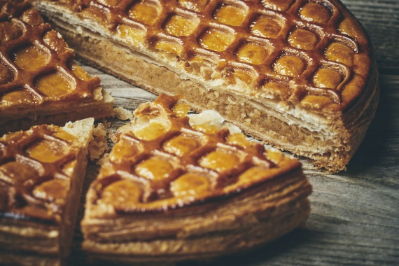 FOU DE PÂTISSERIE CONTINUE SON FESTIVAL DE GALETTES DE PALACE : Samedi 15 janvier, découvrez la sublime galette Alvéole de Tristan Rousselot, chef pâtissier du Prince de Galles Paris.